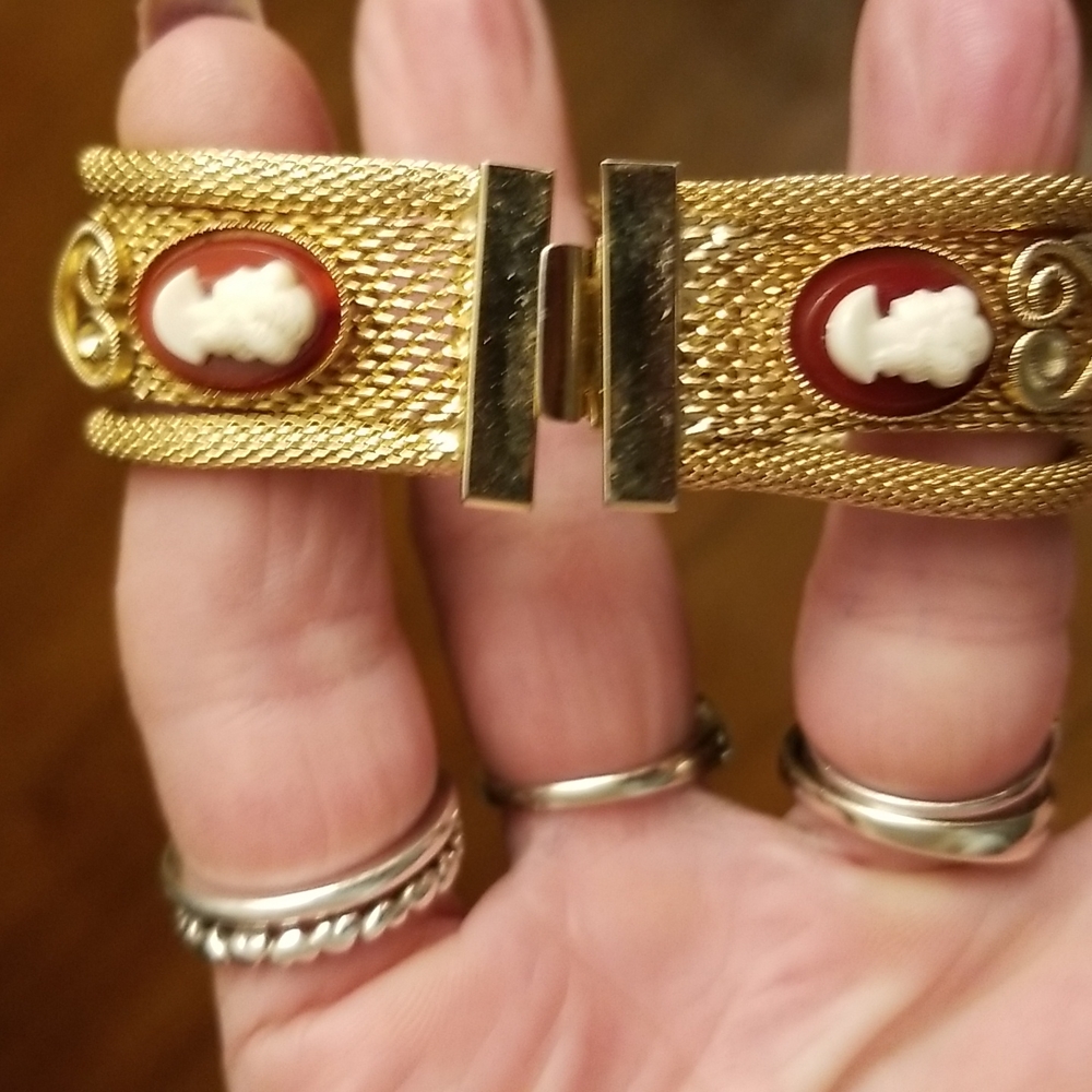 Golden vintage Cameo bracelet - Picture 7 of 9